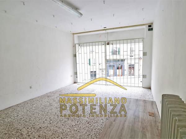 Negozio 85 mq., grandi vetrine in zona passaggio