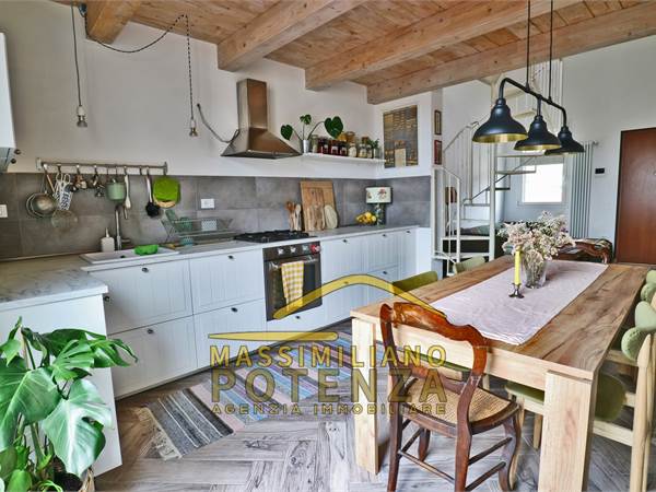 Trilocale con terrazzo, garage e posti auto