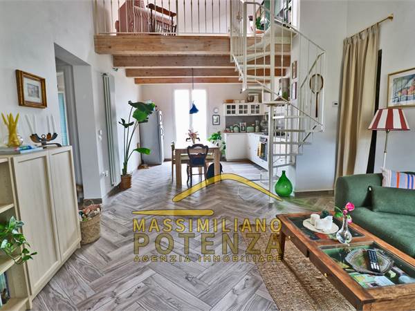 Trilocale con terrazzo, garage e posti auto