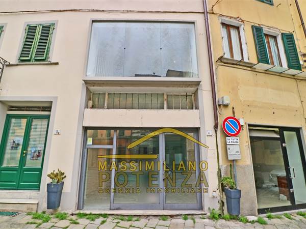 Negozio 85 mq., grandi vetrine in zona passaggio