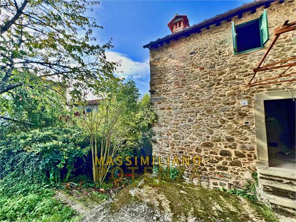 Terratetto libero su tre lati con giardino